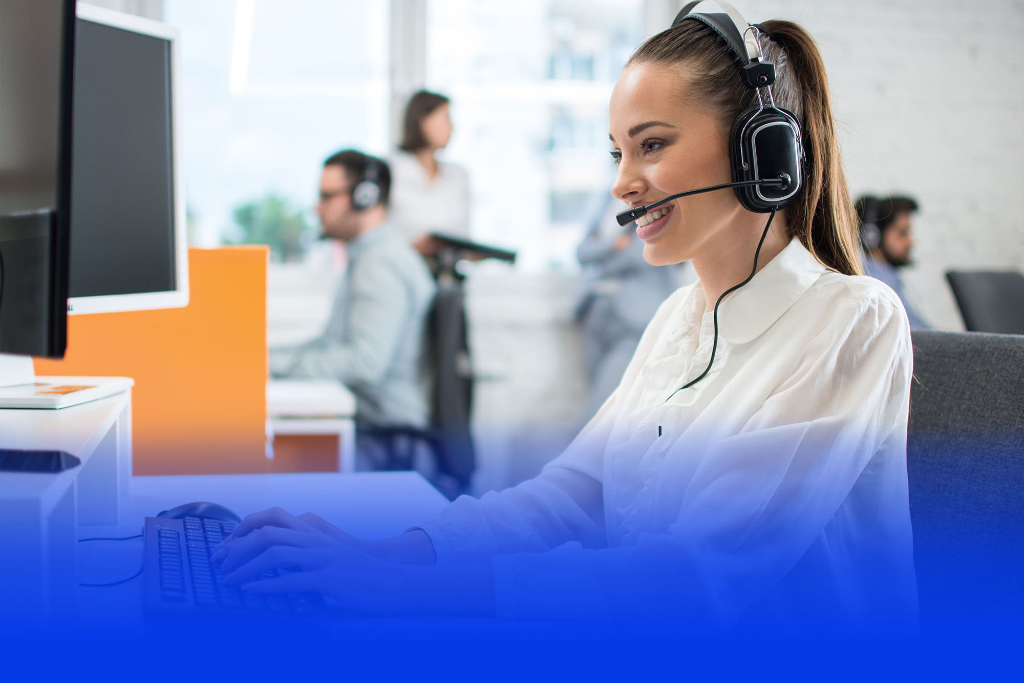 Kommunikation — Mitarbeiterin im Headset